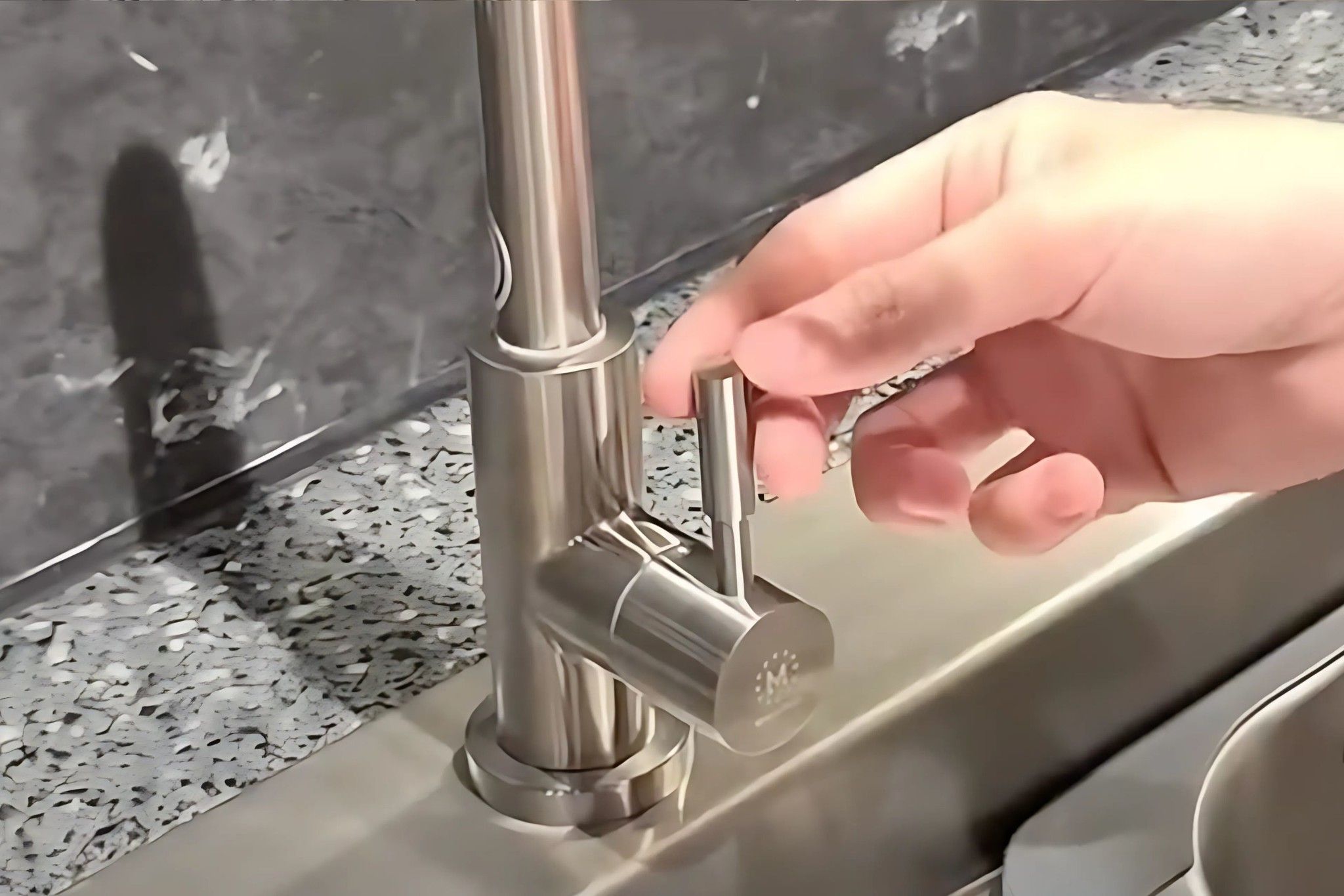 Vòi rửa bát Malloca K-115 XFIT có cần gạt dạng que dễ sử dụng