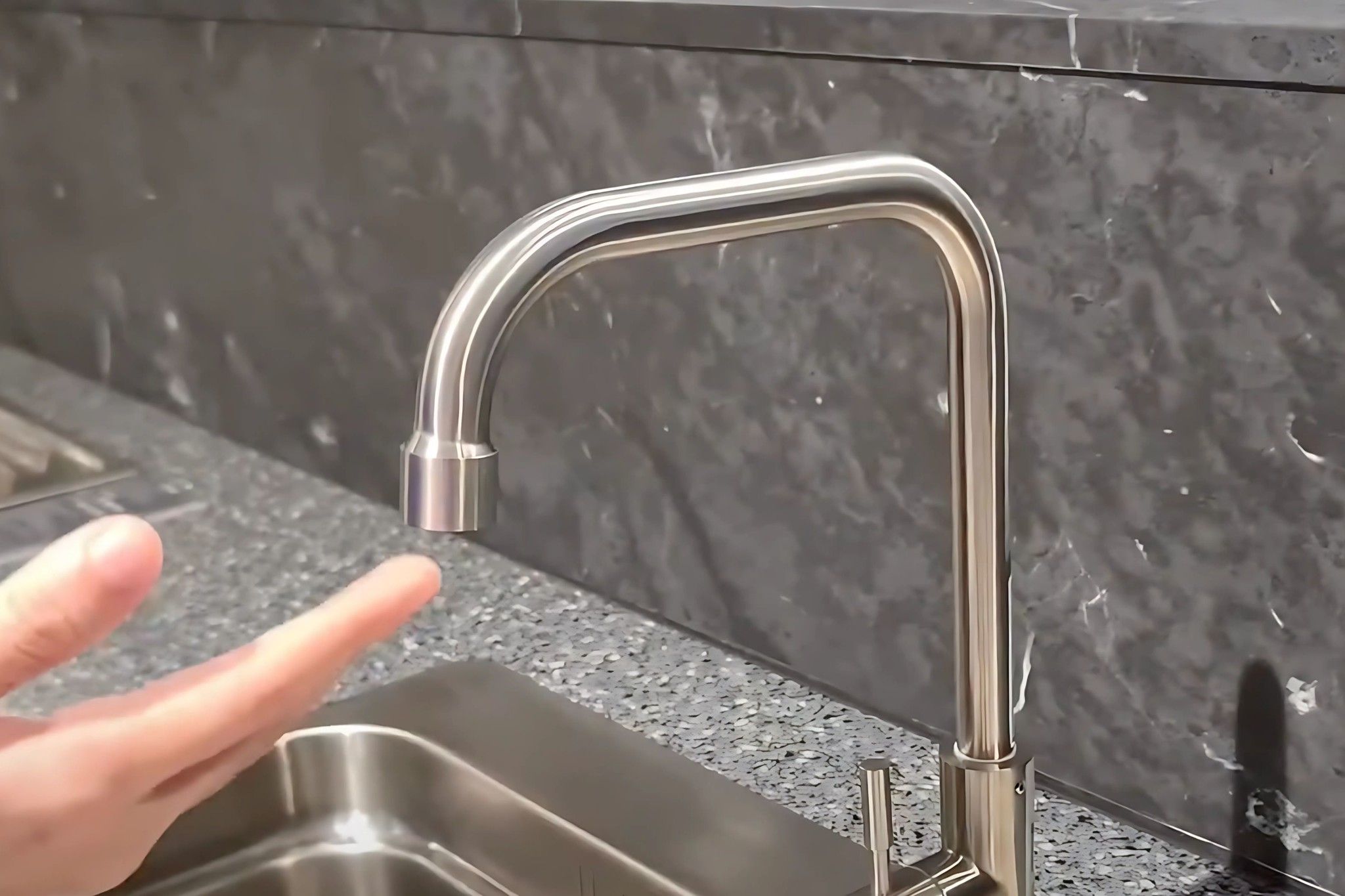 Vòi rửa bát Malloca K-115 XFIT một nguồn lạnh độc nhất