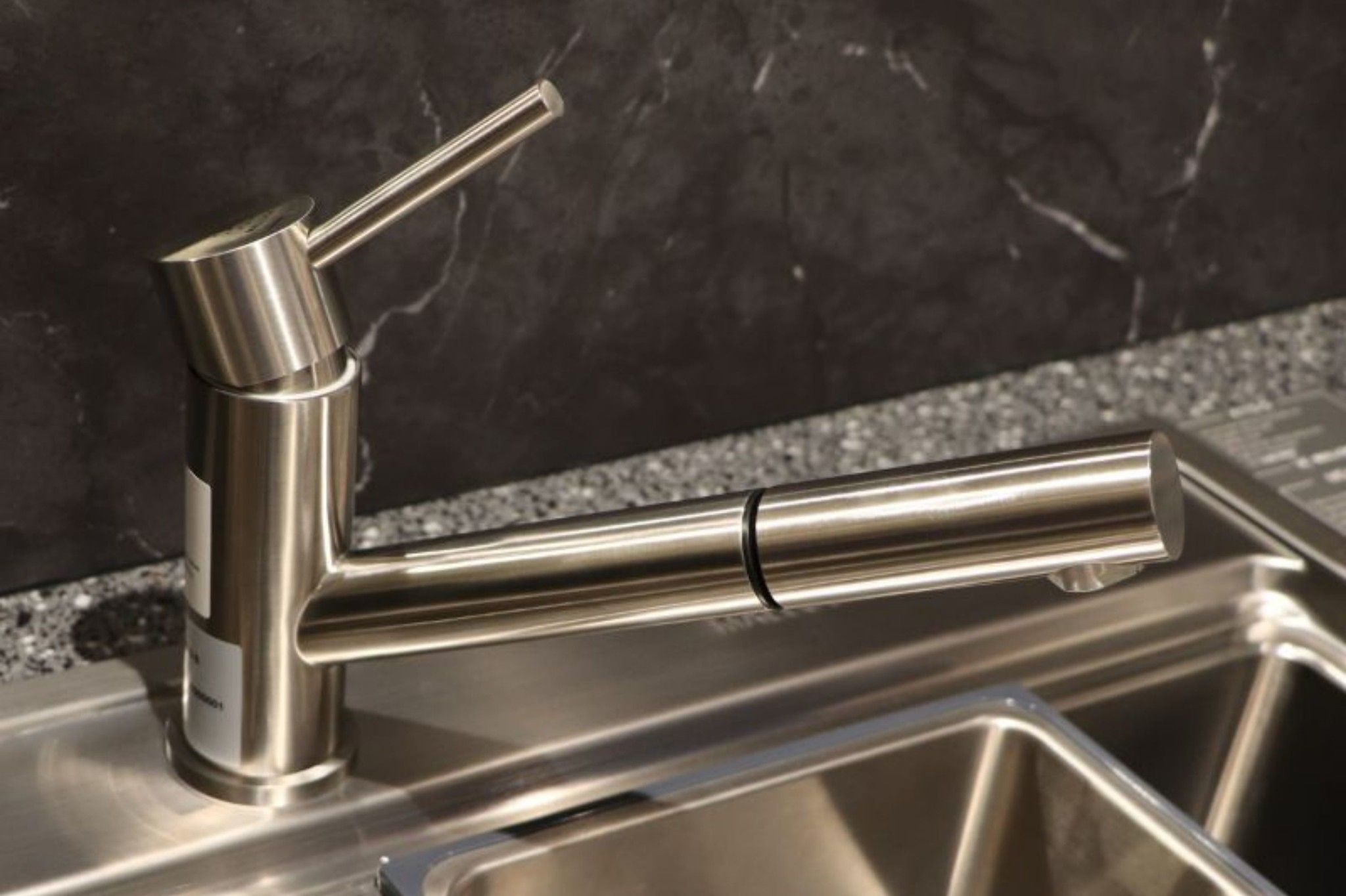 Cần gạt dạng que hiện đại, tối ưu trải nghiệm sử dụng