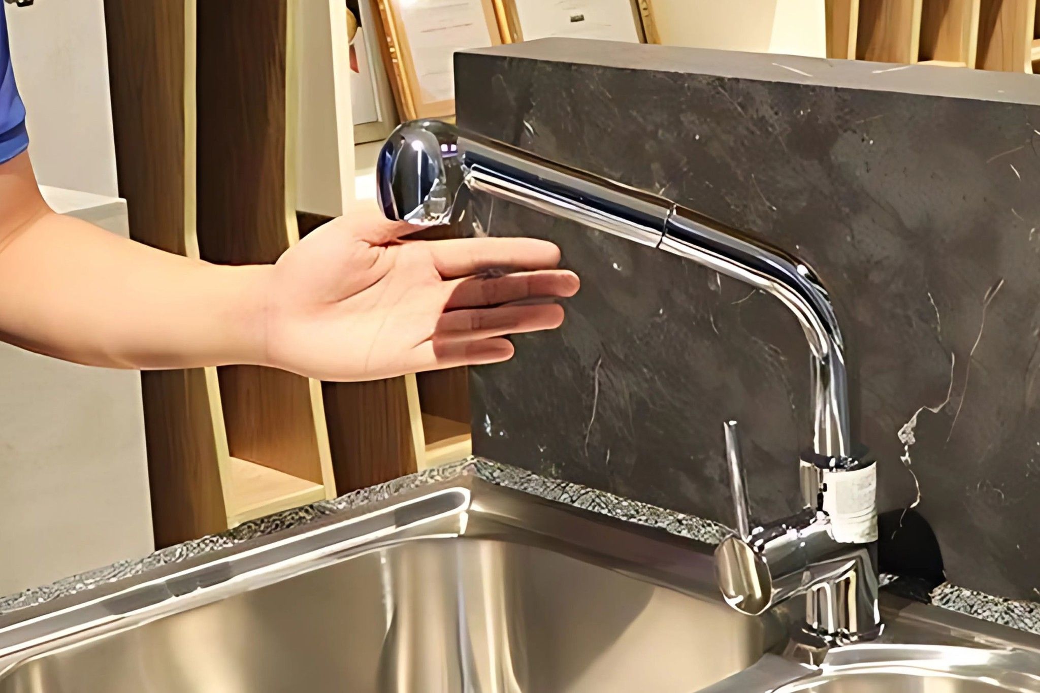 Vòi rửa chén Malloca K119N9 sở hữu kiểu dáng cổ ngỗng cao cong hình chữ C