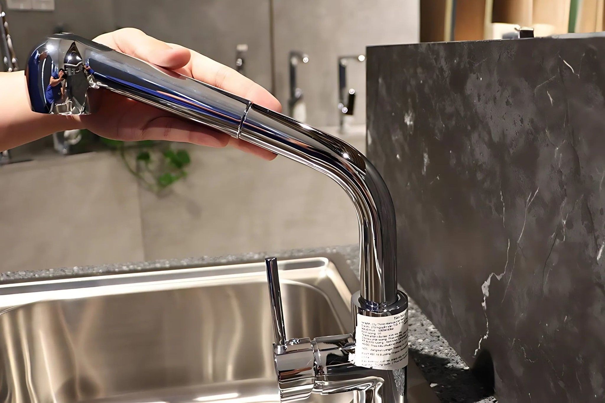 Kết cấu vòi rửa&nbsp;chắc chắn – Vận hành êm ái, không rung lắc