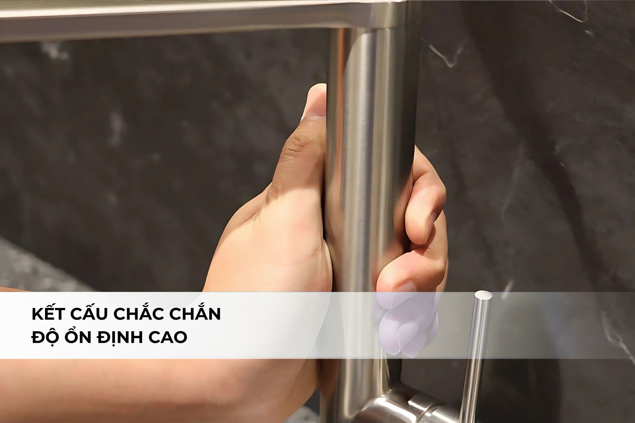 Thân chậu làm từ chất liệu inox chắc chắn, không gỉ