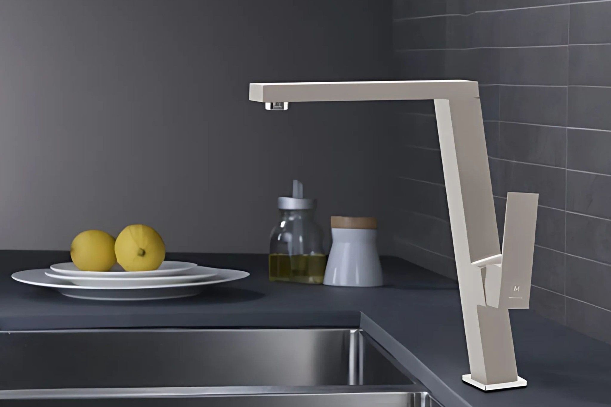 Vòi rửa bát nóng lạnh Malloca K131CR thiết kế chữ L vuông vắn