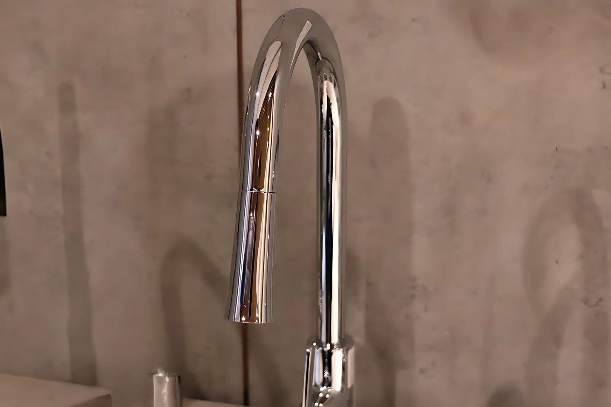 Malloca K012C thiết kế cổ vòi cao thuận tiện thao tác