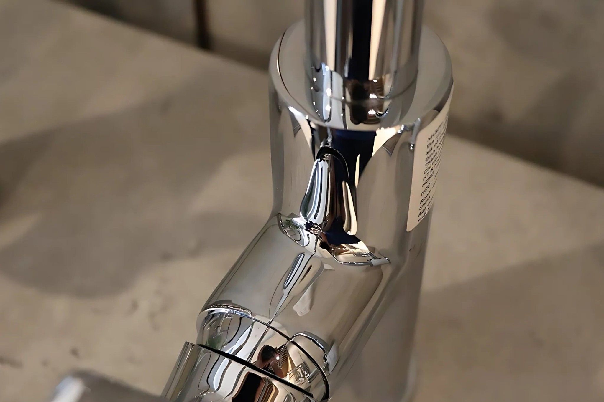 Malloca K012C được chế tác từ đồng thau mạ Chrome sáng bóng,