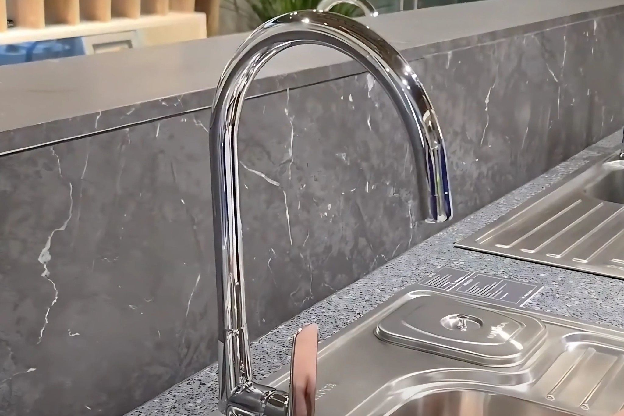 Vòi rửa Malloca K77C cung cấp hai nguồn nước nóng và lạnh linh hoạt