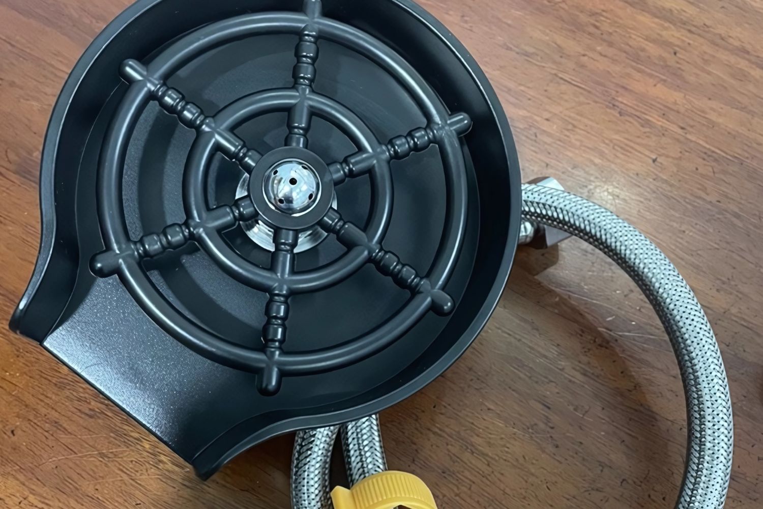 Vòi rửa phun ly bằng áp lực nước mạnh, tiện lợi khi vệ sinh.