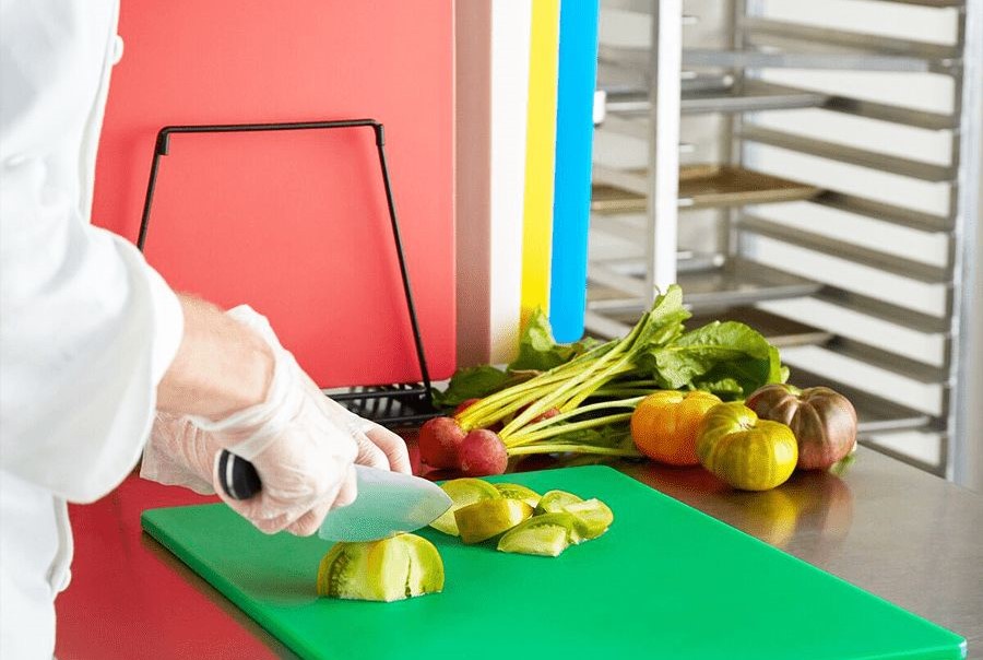 Tại Sao Thớt Có Nhiều Màu Khác Nhau? Bí Quyết An Toàn Thực Phẩm Trong Bếp Chuyên Nghiệp