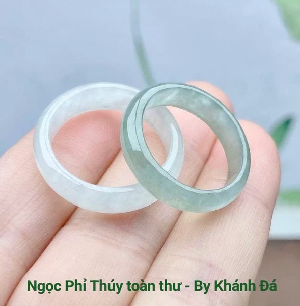 Màu trắng tinh khiết (trái) thì tốt hơn màu trắng phớt xanh (phải)