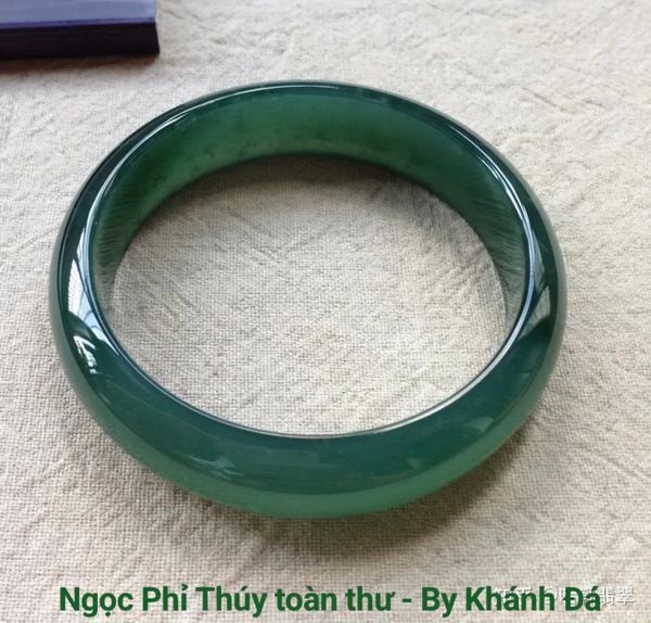 Ngược lại, Du Thanh Lục âm trầm, tẻ nhạt lại ít được ưa chuộng, và giá thành rẻ hơn rất nhiều