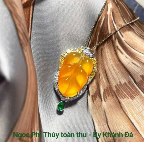 Như đã nói, Ngọc Phỉ Thúy là đá đa khoáng, màu sắc thường không đồng nhất. Do vậy, giới chơi ngọc bổ sung thêm 1 yếu tố cuối cùng để đánh giá màu, đó là độ đều. Cùng là miếng Hoàng Tông Phỉ, nhưng nếu màu vàng đều cả khối, thuần nhất cả về sắc, độ đậm, độ sáng, thì giá trị sẽ cao hơn rất nhiều