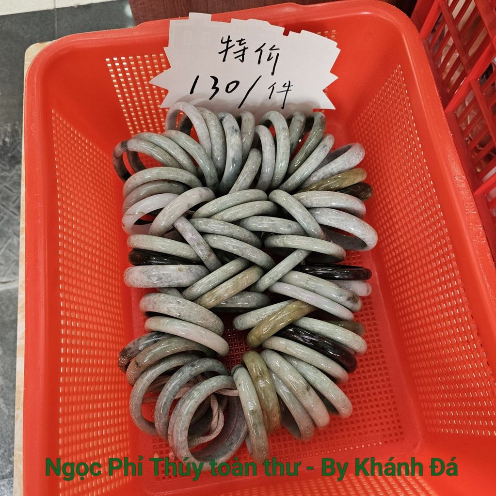 Ảnh: Vòng ngọc loại A có giá chỉ... 130 tệ/c (Chưa tới 500k tiền Việt)  Ảnh m chụp tại chợ ngọc Quảng Châu