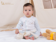 Cách mặc quần áo đúng cách vào mùa hè cho trẻ sơ sinh và những lưu ý mẹ cần biết