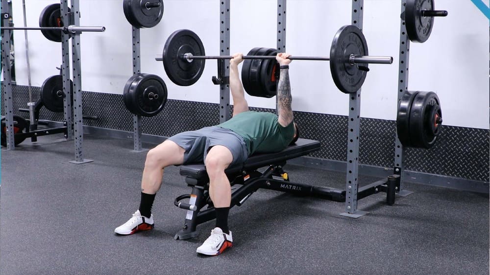 Cách tập Close Grip Bench Press chuẩn, hiệu quả cho các gymer