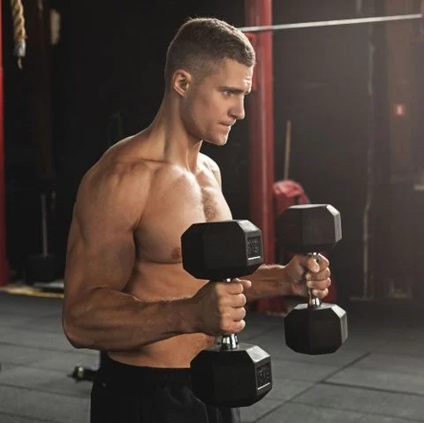 Hammer Curl là gì? Cách tập chuẩn giúp phát triển cơ tay trước tối đa