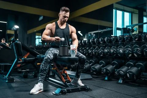 Nên dùng whey hay BCAA để hỗ trợ tăng cơ cho người tập thể hình?