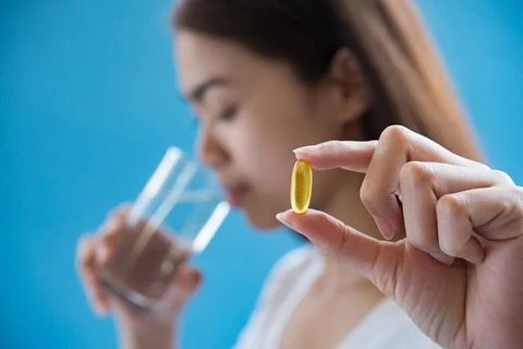 Những ai không nên uống omega 3 6 9? Lý do và lưu ý tác dụng phụ
