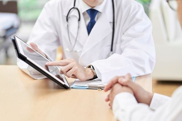 Hỏi ý kiến bác sĩ khi uống tinh dầu hoa anh thảo điều trị bệnh