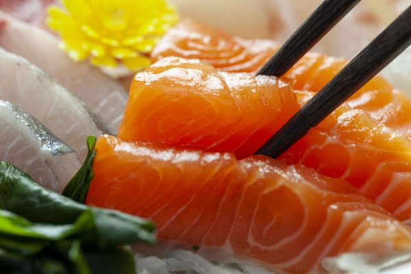 Thường xuyên ăn cá hồi giúp tăng cường sức khỏe toàn diện, đẹp da