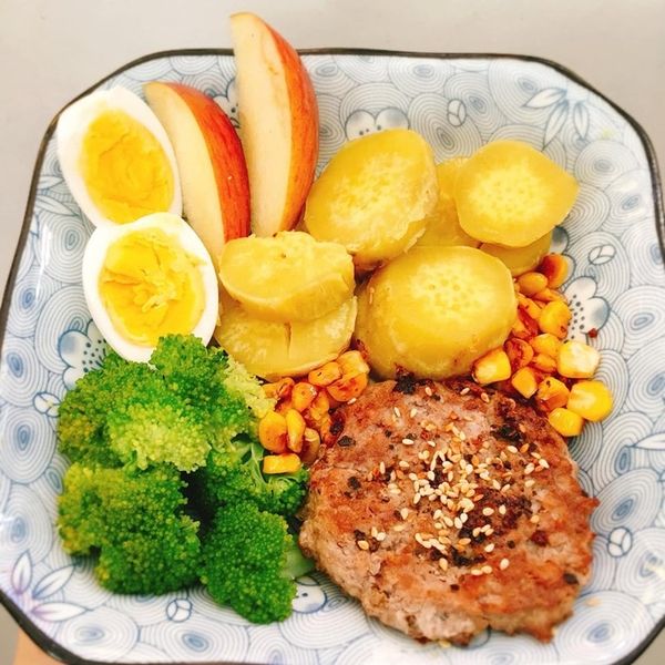 Ăn khoai lang cùng với ức gà và rau xanh để giảm cân