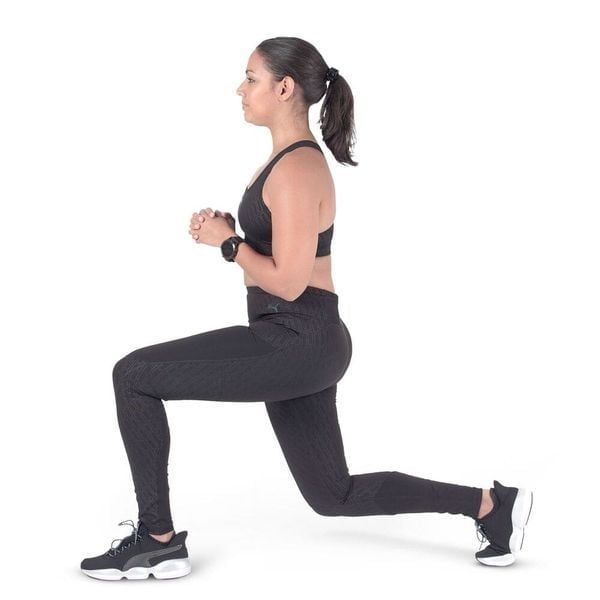 Tư thế Lunge tiêu chuẩn khi tập Bodyweight Jumping Lunge