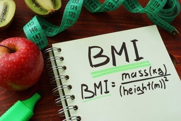 tính BMI bằng cách lấy cân nặng chia cho bình phương của chiều cao