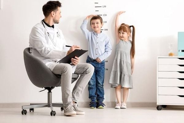 nên theo dõi chiều cao và cân nặng của trẻ định kỳ