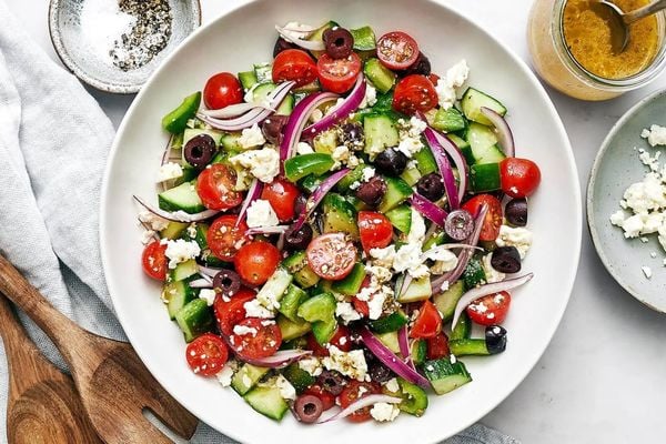 Salad và sinh tố trái cây bữa sáng để tăng cân cho người gầy