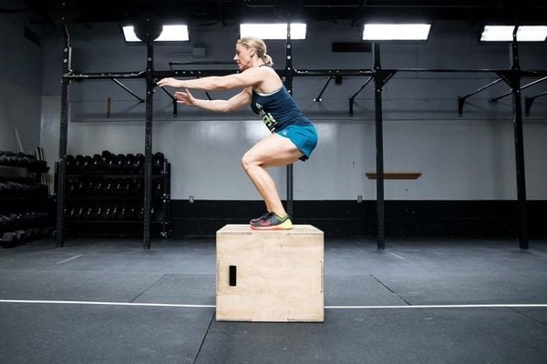 Tư thế tập Box Jump khi nhảy lên hộp/bục tập