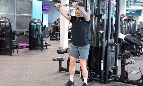 Cable Front Raise là bài tập nâng tạ sử dụng lực kéo từ dây cáp