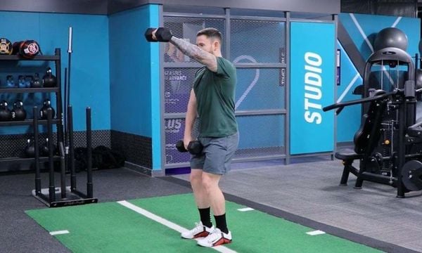 Động tác thực hiện Dumbbell Front Raise