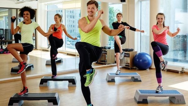 Bài tập aerobic là hình thức vận động nhịp điệu theo nhạc nền sôi động