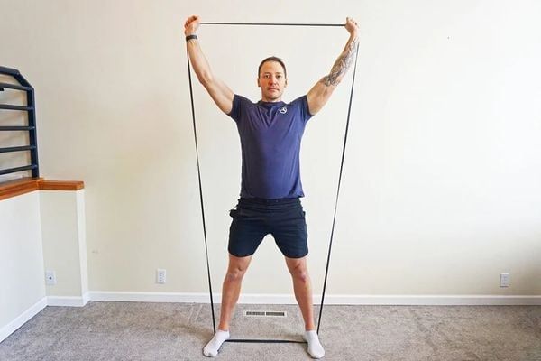 bài tập kháng lực Overhead Press giúp cơ vai mạnh mẽ