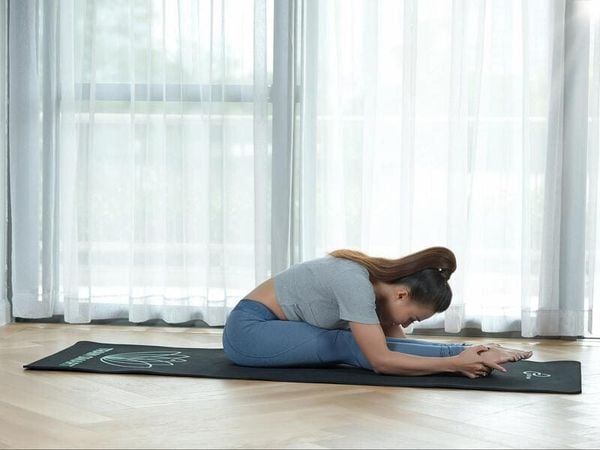ư thế Yoga ngồi cúi người về phía trước - Seated Forward Bend Pose
