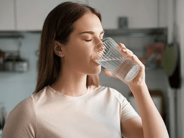 Uống đủ nước mỗi ngày để giảm mỡ bụng dưới