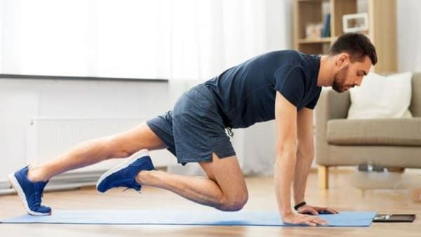 Bài tập cơ bụng Plank giơ cao gối