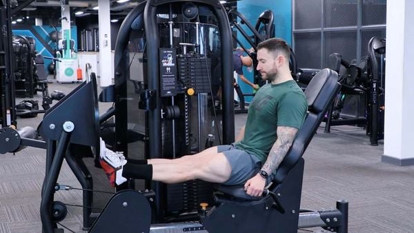 Tập với máy leg press tác động mạnh vào cơ bụng chân, cơ dép