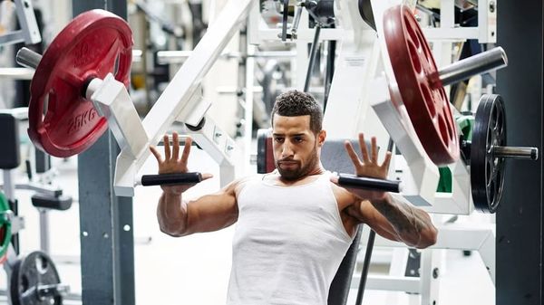 Chest press là bài tập sức mạnh phát triển cơ ngực hiệu quả