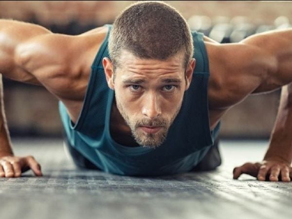 Thở không đúng cách là một trong các sai lầm cần tránh khi chống đẩy