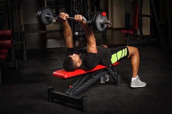Close Grip Bench Press là biến thể của bài tập ngực truyền thống