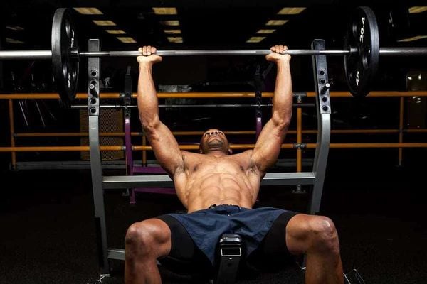 Close Grip Bench Press giúp tăng sức mạnh, săn chắc cơ vai và ngực hiệu quả