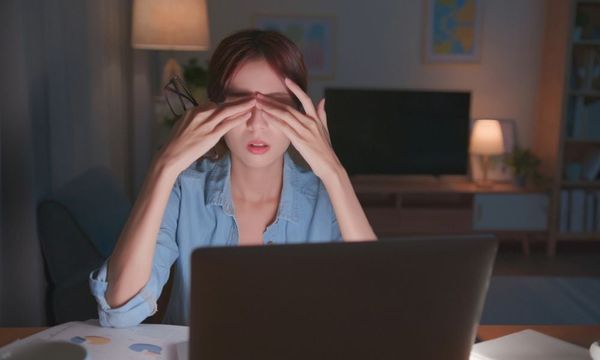 Thức khuya là một nguyên nhân khiến collagen suy giảm nhanh chóng