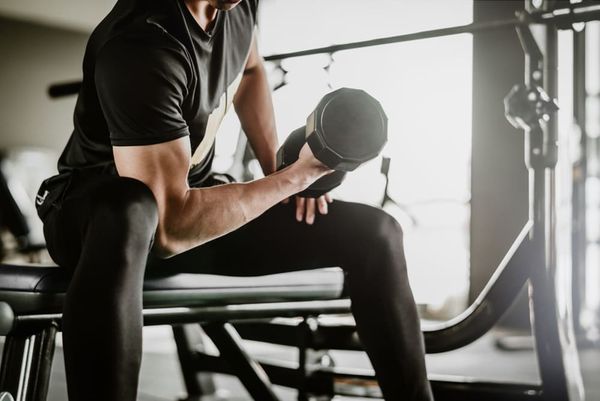 Tập concentration curl đúng kỹ thuật mang lại nhiều lợi ích