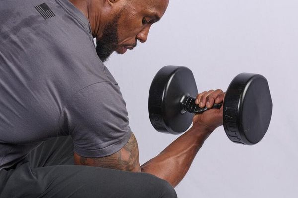 Tập Concentration curl đúng kỹ thuật