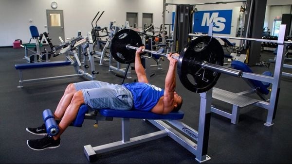 Bài tập Decline Bench Press giúp tăng khối lượng cơ vùng ngực dưới