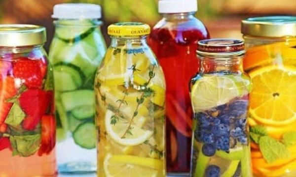 Nước detox là sự kết hợp giữa nước lọc và các loại trái cây, rau củ