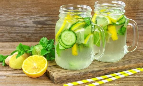 Nước detox chanh và bạc hà thanh mát