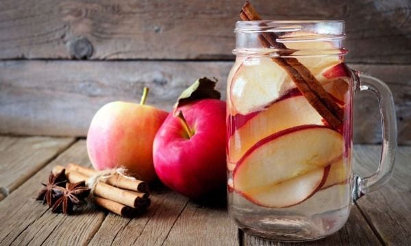 Nước detox táo và quế thanh lọc cơ thể