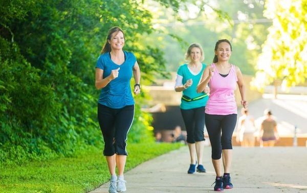 người trưởng thành nên đi bộ ít nhất 30 phút mỗi ngày