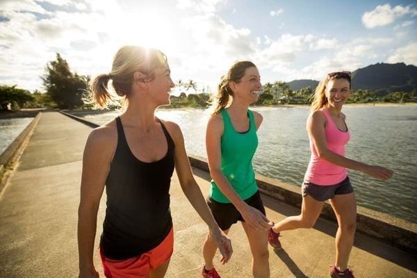 Nên đi bộ vào sáng sớm hoặc chiều tối